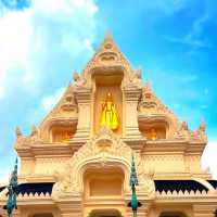 Bangkok’s Secret Temple That Locals Love – You Won’t Believe How Peaceful Wat Rachathiwat Is! 🌿