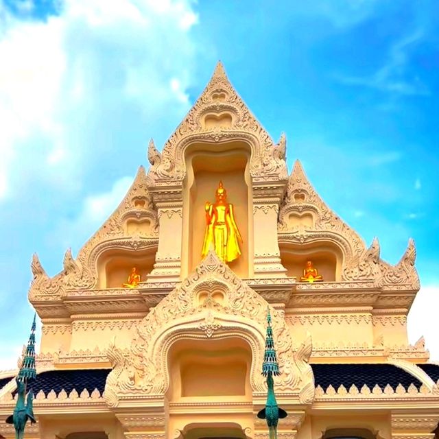 Bangkok’s Secret Temple That Locals Love – You Won’t Believe How Peaceful Wat Rachathiwat Is! 🌿