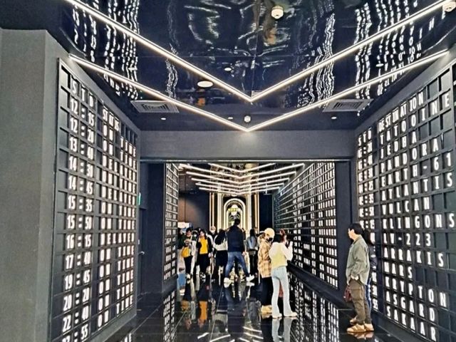 整體空間以高科技元素設計，充滿未來感與潮流氛圍，不僅是看電影的好地方，更是IG拍照聖地，隨手一拍就是大片感！