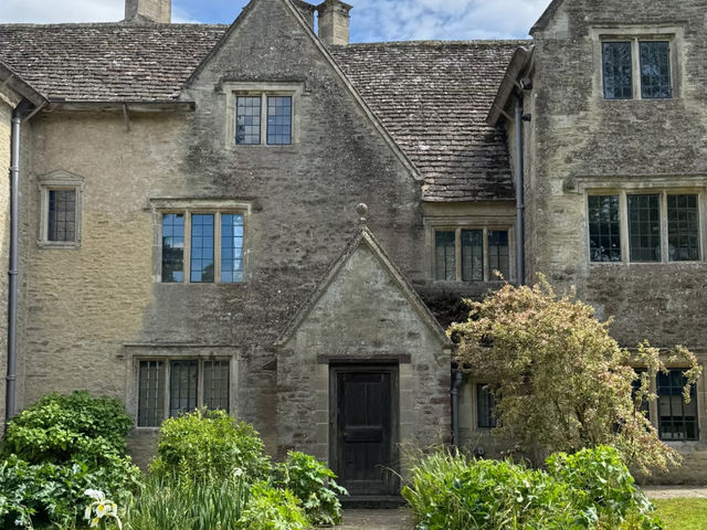 Kelmscott Manor: William Morris's Idyllic Retreat in the English Countryside 🇬🇧🏡