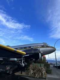紐西蘭旅遊景點｜🍔 McDonald’s Taupō｜全球唯一「飛機艙」吃漢堡的麥當勞！ 