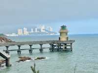 **🌊 汕頭南澳島｜夢幻「錢澳灣燈塔」打卡攻略！綠頂白塔的浪漫地標，免費入場！**  