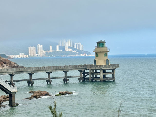 **🌊 汕頭南澳島｜夢幻「錢澳灣燈塔」打卡攻略！綠頂白塔的浪漫地標，免費入場！**  