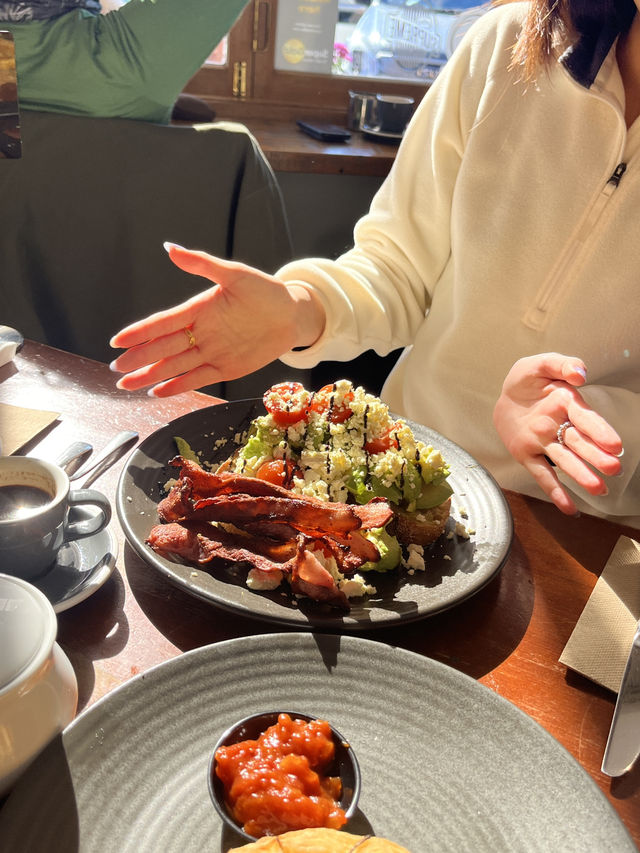 ☁️ Slow Travel in Taupō: Brunch, Waterfalls & a Golden Glow 🌿🌞