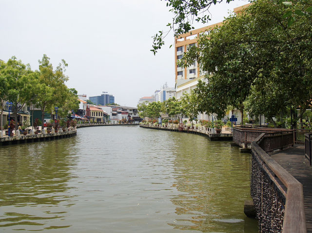 🌊 Malacca River Walk – Two Worlds in One Stroll 