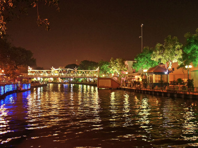 🌊 Malacca River Walk – Two Worlds in One Stroll 