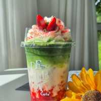 🌿☕ De’Bua Cafe – คาเฟ่สุดร่มรื่นใจกลางเมืองสตูล 🏞