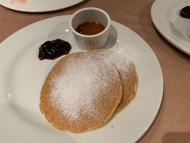 🍳 Breakfast at Melt Café — Quiet Luxury Meets a Seriously Good Spread