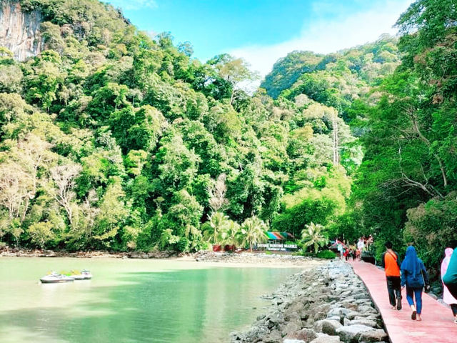 Tasik Dayang Bunting – A Lake Wrapped in Legends & Limestone 