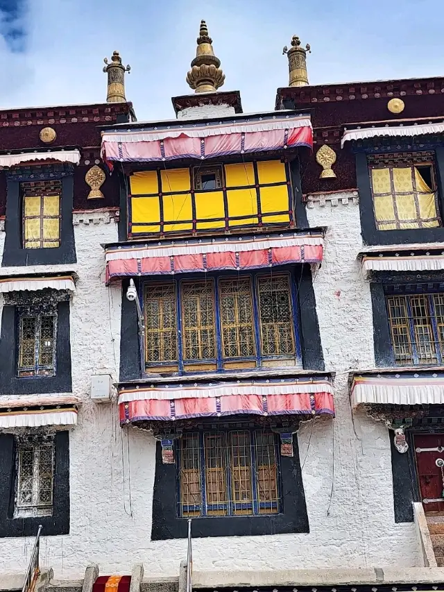 🏔️ Drepung Monastery: Tibet’s Majestic “Rice Heap” Sanctuary