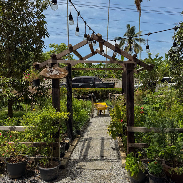 คาเฟ่สไตล์มินิมอล กลางสวนสุดชิล จ.ระยอง  คาเฟ่สไตล์มินิมอล กลางสวนสุดชิล จ.ระยอง