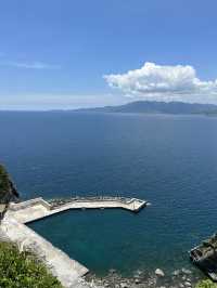 基隆｜基隆嶼（中集）登島（港口步道・濱海步道・海濱長廊）—把火山島的海線，走成一條會呼吸的藍色詩 ✨🏝️
