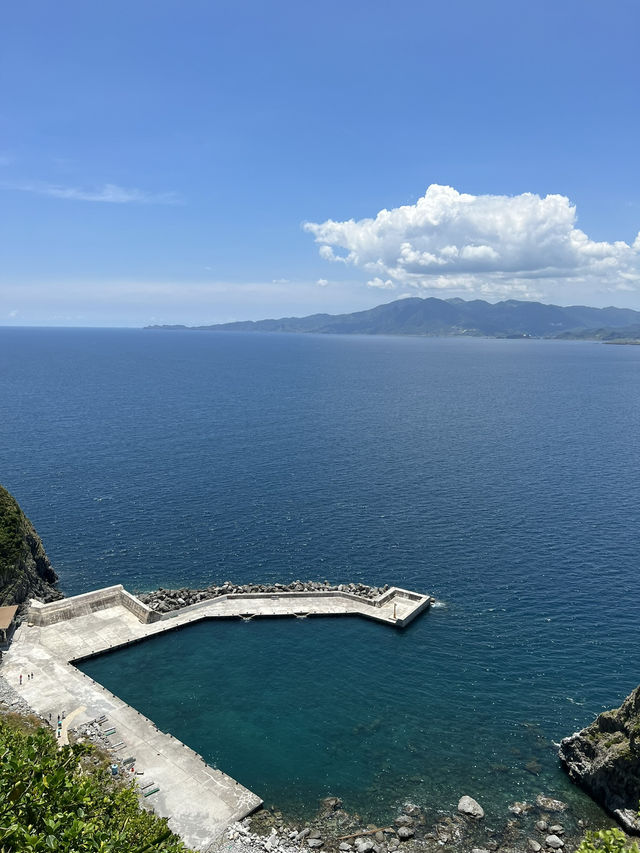 基隆｜基隆嶼（中集）登島（港口步道・濱海步道・海濱長廊）—把火山島的海線，走成一條會呼吸的藍色詩 ✨🏝️