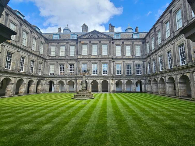 Holyrood Palace & Abbey : A Walk Through Royal History 