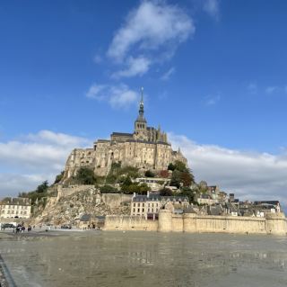 🏖️Atmosphere/Facilities:

🍊Mont Saint-Michel Abbey: The island's most significant landmark, this fusion of Romanesque and Gothic architectural styles is considered a "treasure of medieval religious architecture."

🍊Town Streets: Winding paths surround the abbey, lined with shops, restaurants, and hotels.

🍊Tidal Views: The bay's dramatic changes at high and low tide are a must-see. From the island itself or from afar, admire the spectacular seascape.

💞Recommendation:

🍊Mont Saint-Michel is a unique tidal island near the Bay of Saint-Malo in Normandy, France. It is renowned for its magnificent Gothic abbey perched atop its summit. This unique, isolated landscape has been a UNESCO World Heritage Site since 1979 and attracts over three million visitors annually. 👍

🍊This location was used as a filming location for the movie Lord of the Rings and Jay Chou's music video for "The Greatest Show." 👏

🍊There are many delicious restaurants here, and the crepes are delicious. 😋

💰Average Cost: $3000 TWD (including transportation)