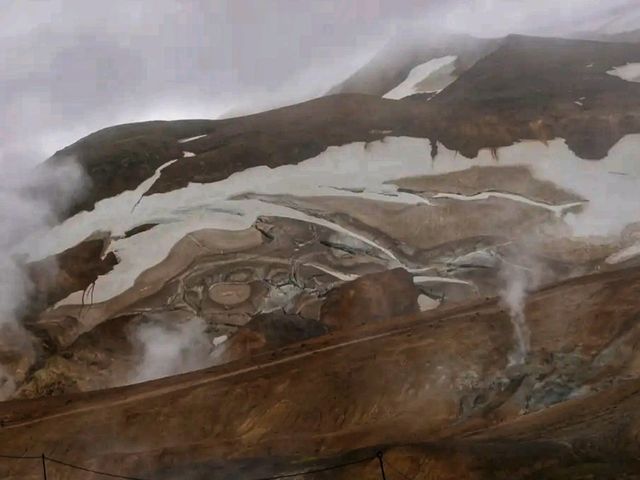 🌋💦 Hveravellir Geothermal Area – Iceland’s Fiery Oasis!
