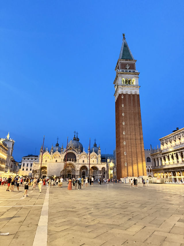 ✨ベネチアの夜景：月と灯りが映す水の都のロマン✨