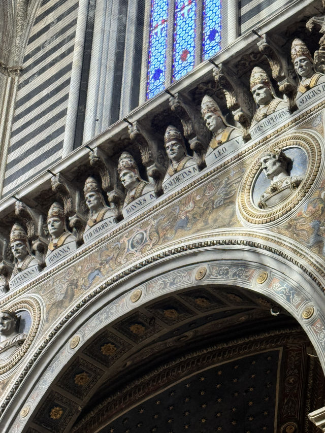 시에나 대성당, 섬세한 바닥 모자이크가 빛나는 예술의 장