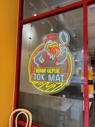 Если вы любите острую индонезийско-малайзийскую кухню, приготовьтесь к взрыву вкусов в Cheras! Cheras — это место, где можно вкусно поесть, а Ayam Gepuk Tokmat Cheras Trader покоряет своими сытными порциями и острым самбалом.

Ayam Gepuk Tokmat Cheras Trader
Адрес: 9, Jalan Damai Raya 2, Alam Damai, 56000 Kuala Lumpur, Wilayah Persekutuan
Фирменное блюдо: Хрустящий сет Ayam — это нечто особенное: золотистая жареная курица, рассыпчатый белый рис и ломтики свежего огурца, всё это с фирменным самбалом, от которого щекочет язык. Запейте всё это ледяными напитками, чтобы получить максимальное удовольствие!
Атмосфера: непринужденная, оживленная, идеально подходит для быстрого и сытного перекуса. Вас ожидает простой ужин с быстрым обслуживанием и ароматом, от которого у вас текут слюнки уже с порога. Часы работы: ежедневно с 11:00 до 22:00.
Основные преимущества: Каждое блюдо в меню наполнено вкусом, но хрустящая жареная курица — это нечто совершенно новое: хрустящая снаружи, сочная внутри и с захватывающим ароматом домашнего самбала. Идеальные порции, идеально подходящие для любителей ярких, острых вкусов.

Мой совет: Если вы не уверены, обязательно закажите хрустящий сет с аямом — курица идеально прожарена, и вам захочется намазать этим огненным самбалом всё!

Полезный совет: В обеденное и ужинное время здесь может быть многолюдно, поэтому рассчитывайте на небольшое ожидание или заранее закажите еду на вынос. Не забудьте сфотографировать свою тарелку (рис, курица, огурец, всё, что нужно!) — это так красиво, что даже есть хочется!

#Cheras #SpicyEats #MalaysianFood #AyamGepuk #FoodieJourney