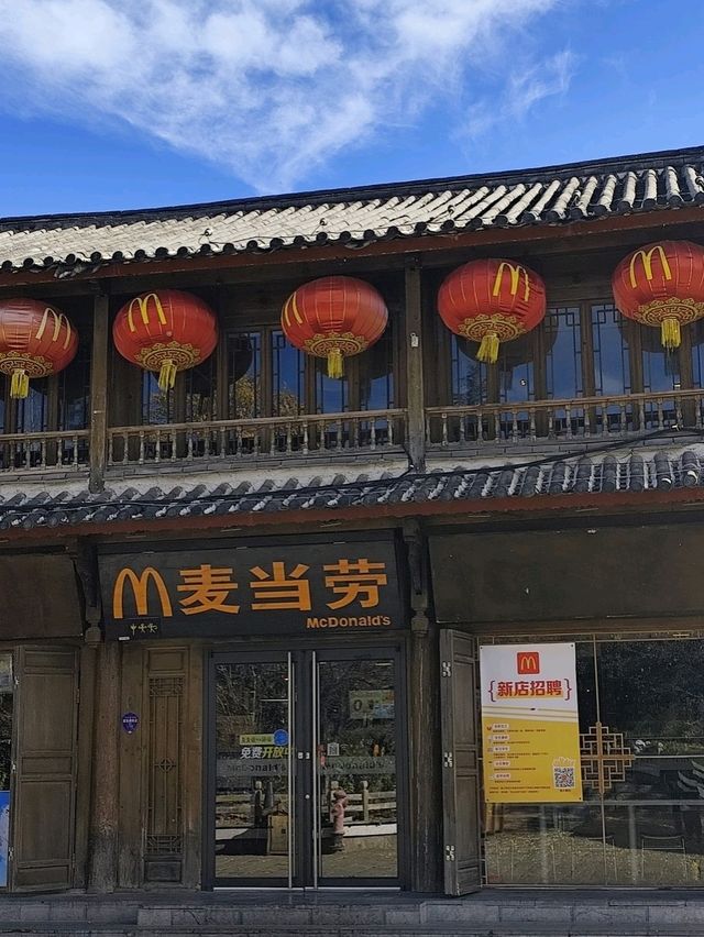 Lijiang Ancient Town: Where Timeless Vibes Meet Insta-Worthy Views 🌏✨ Lijiang Ancient Town: Where Timeless Vibes Meet Insta-Worthy Views 🌏✨