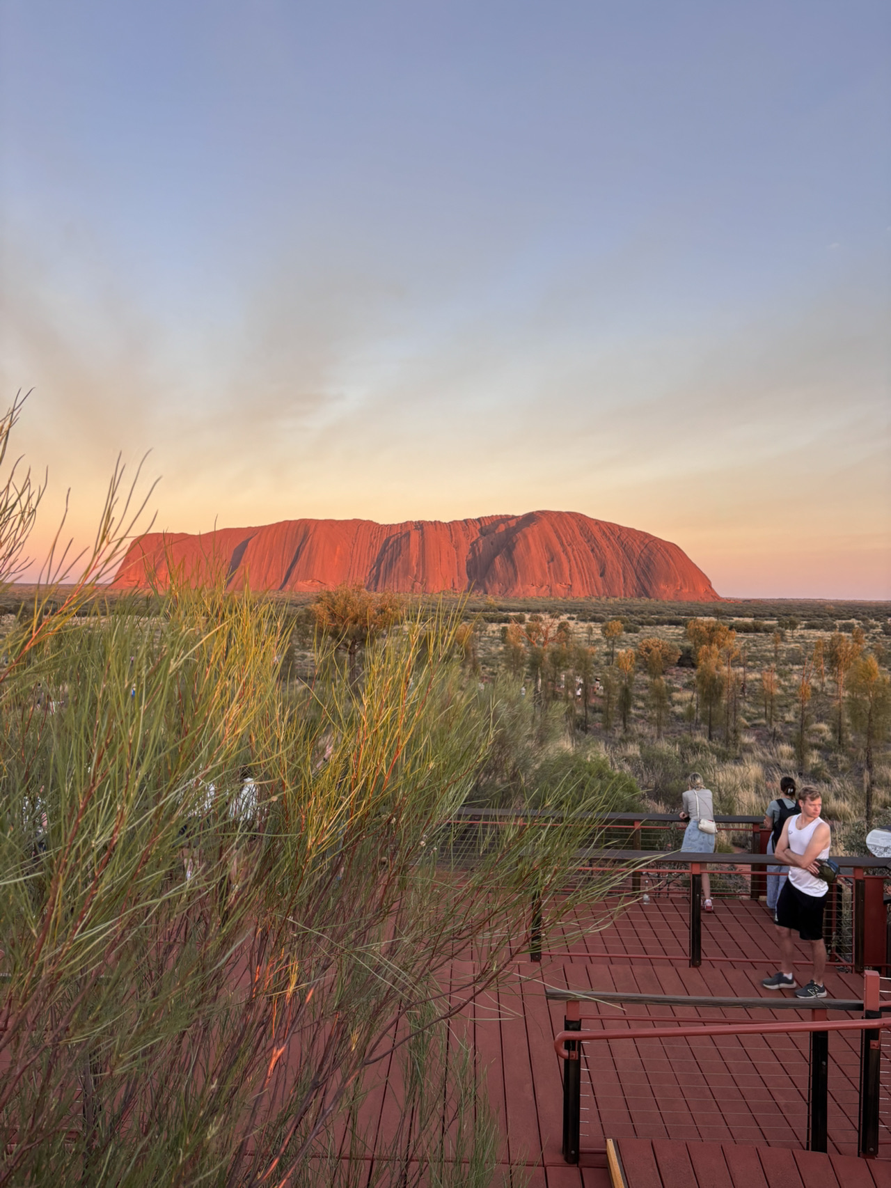📅 Lịch trình
Ngày 1: Đi dạo quanh khu nghỉ dưỡng, ngắm hoàng hôn và ngắm sao
Ngày 2: Tham quan Ayers Rock
Ngày 3: Mua quà lưu niệm
🏨 Chỗ ở
🍴 Địa điểm ăn uống
📌 Thông tin hữu ích