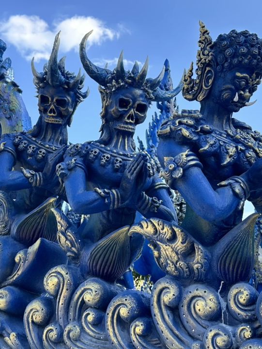 タイ・チェンライ】青に包まれる幻想寺院 ワット・ロンスアテン