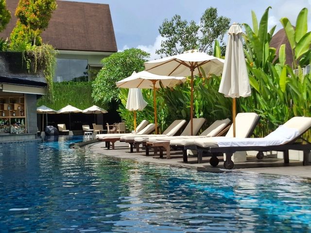 在水明漾熱鬧街區裡，Kayumas Seminyak Resort 的泳池就像一座隱藏版綠洲，靜靜流淌著峇里島專屬的度假節奏。