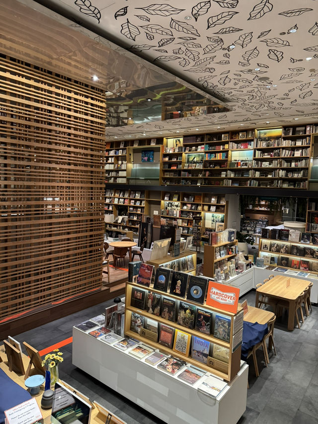 曼谷最美高空圖書館：在 Central Embassy 6 樓，遇見書香與森林的對話。