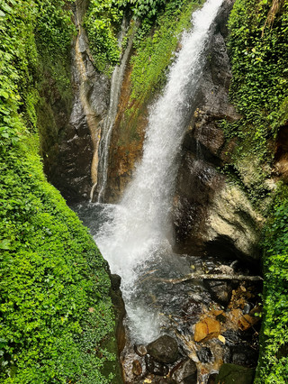 การผจญภัยบนเนินเขา ป่า แม่น้ำ และน้ำตก ที่คูรูก คิอาร่า 🌿⛰️💧