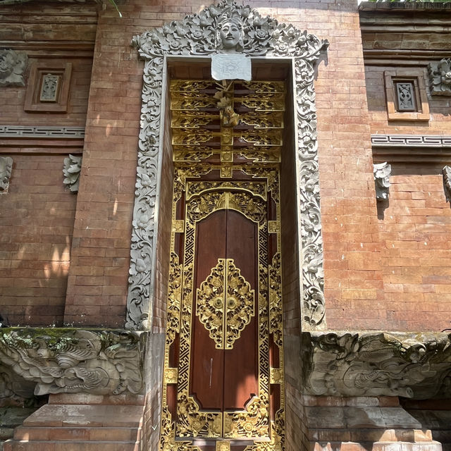 🎭 Step into History at Ubud Palace! 🏰✨