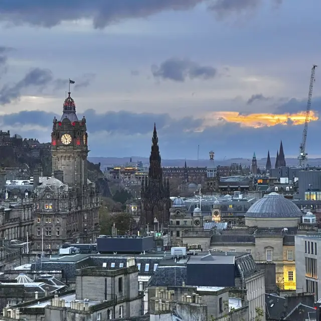 This stunning sunset view from the heart of Edinburgh ✨