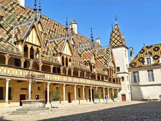 ボーヌ、フランス — ワインの都と中世の魅力