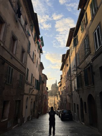 The often overlooked city in the sky - Siena! 🌥️
The scenery here is really beautiful 😱, the historical buildings on the hillside blend with the sky, very European medieval feel, perfect counterattack a number of popular Italian cities!

The best part is that there are super few tourists😌, relaxing strolling through the old town, every step is very healing✌️. The food is a highlight of Siena, especially the truffle cuisine, many restaurants have played new ideas, truffle fans must visit🤤!  

Old Town Siena Address: 53100 Sienna, Italy
Opening hours: Open year-round, standard hours 09:00–13:00, 14:30–18:30 on Wednesdays, open as usual on Fridays!  

If you like ancient European cities and don't want to be crowded, you can consider coming to Siena to feel the chill vibes of the Sky City ~