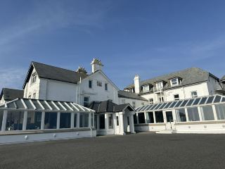 ป้ายแลนด์สเอนด์ ตั้งอยู่ทางตะวันตกสุดของชายฝั่งเพนซานส์ เป็นจุดถ่ายรูปยอดนิยมและเป็นสัญลักษณ์สำคัญในสหราชอาณาจักร โอบล้อมด้วยพระอาทิตย์ตกดินอันงดงามและทะเลอันกว้างใหญ่ สถานที่สำคัญแห่งนี้เป็นสถานที่ที่นักท่องเที่ยวหลายคนต้องมาเยือนสหราชอาณาจักร ไม่เพียงแต่แสดงถึงจุดตะวันตกสุดของอังกฤษเท่านั้น แต่ยังมอบทัศนียภาพของทะเลที่สวยงามและอากาศบริสุทธิ์ ทำให้เป็นสถานที่ที่เหมาะสำหรับการพักผ่อนและถ่ายรูปที่น่าจดจำ

แผนการเดินทางที่แนะนำ: แนะนำให้เริ่มต้นในช่วงบ่ายและเดินเล่นไปตามเส้นทางชายฝั่งตะวันตกเฉียงใต้ใกล้กับแลนด์สเอนด์ สัมผัสกับเนินเขาที่สวยงามของอังกฤษ ผ่านกระท่อมที่มีเสน่ห์และสนามหญ้ากว้างขวาง ในตอนเย็น ควรเผื่อเวลาไว้รอชมพระอาทิตย์ตกดินที่ป้ายแลนด์สเอนด์ แสงแดดสีทองส้มที่สะท้อนบนทะเลและป้ายนั้นให้ความรู้สึกสงบและผ่อนคลายอย่างเหลือเชื่อ

กิจกรรมที่ต้องทำ:

1. ถ่ายรูปที่ป้ายแลนด์สเอนด์เพื่อเป็นที่ระลึกถึงการมาถึงจุดตะวันตกสุดของอังกฤษของคุณ

2. เดินเล่นไปตามเส้นทางชายฝั่ง สัมผัสลมทะเล ชื่นชมทิวทัศน์ธรรมชาติโดยรอบ และมีโอกาสได้เห็นสัตว์ป่า

3. รอชมพระอาทิตย์ตกดิน การเล่นสีระหว่างท้องฟ้าและทะเลสร้างช่วงเวลาราวกับความฝันสำหรับช่างภาพ

**จุดถ่ายรูป:**

- ป้าย Land’s End เป็นจุดที่ต้องถ่ายรูป เพราะสร้างบรรยากาศที่สวยงามโดยมีฉากหลังเป็นทะเลและพระอาทิตย์ตกดิน

- ภาพมุมใกล้ของอาคารและกระท่อมสไตล์ตะวันตกตามแนวชายฝั่งจะเพิ่มความลึกและมิติให้กับภาพถ่ายของคุณ

- วิวพระอาทิตย์ตกดินจากหน้าผาที่มองเห็นทะเลนั้นรับรองว่าจะสวยงามจนต้องโพสต์ลง Instagram

**คำแนะนำเรื่องอาหาร:**
ใกล้กับ Land’s End มีร้านกาแฟและร้านอาหารสไตล์อังกฤษเล็กๆ หลายแห่งที่เชี่ยวชาญด้านขนมอบคอร์นิชและอาหารท้องถิ่นอื่นๆ ให้คุณได้เพลิดเพลินกับอาหารพร้อมชมวิว หลังจากพระอาทิตย์ตกดิน ลองแวะไปที่ผับและร้านอาหารท้องถิ่น โดยเฉพาะอาหารทะเลสดใหม่

**เคล็ดลับและข้อควรระวัง:**

1. เวลาที่ดีที่สุดในการเยี่ยมชมคือตั้งแต่บ่ายที่อากาศแจ่มใสไปจนถึงพลบค่ำ เมื่อสภาพอากาศสมบูรณ์แบบสำหรับทิวทัศน์ที่สวยงามที่สุด


2. อาจมีลมแรง ดังนั้นควรนำเสื้อแจ็กเก็ตและหมวกไปด้วย

3. ควรมาถึงแต่เช้าเพื่อหลีกเลี่ยงฝูงชน ช่วงเวลาหนึ่งหรือสองชั่วโมงก่อนพระอาทิตย์ตกดินเป็นช่วงเวลาที่ดีที่สุดในการหาสถานที่ที่ดีที่สุด

4. ที่จอดรถมีมากมาย แต่ในช่วงฤดูท่องเที่ยวอาจแออัด ควรพิจารณาใช้รถโดยสารประจำทาง 5. มีห้องน้ำและร้านค้าเล็กๆ อยู่ใกล้ๆ เพื่อความสะดวกในการซื้อของใช้

เหมาะสำหรับนักท่องเที่ยวที่ต้องการพักผ่อนอย่างสบายๆ เก็บภาพทิวทัศน์ที่สวยงาม และเพลิดเพลินกับบรรยากาศกลางแจ้ง ไม่ว่าจะเดินทางคนเดียวหรือกับครอบครัว การมาเยือนป้าย Land’s End จะสร้างความทรงจำที่ลืมไม่ลงอย่างแน่นอน

หัวข้อ: #Penzance #UKSunset #InstagrammableSpot #LandEndScenery #TravelUK