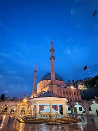 #winterescape ก้าวเข้าสู่ตำนานศักดิ์สิทธิ์ที่ Mevlid-i Halil Mağarası 🕌✨
ค้นพบหัวใจอันลึกลับของ Şanlıurfa ที่ Mevlid-i Halil Mağarası ซึ่งเชื่อกันว่าเป็นสถานที่เกิดของศาสดาอับราฮัม! ด้วยความศรัทธาที่สืบทอดมาหลายศตวรรษ ที่นี่จึงเป็นสถานที่ที่นักประวัติศาสตร์และนักเดินทางเพื่อจิตวิญญาณต้องมาเยือน

🧭 เส้นทางแนะนำ:
เริ่มต้นที่ Balıklıgöl (ทะเลสาบปลาศักดิ์สิทธิ์) และเดินไปยังถ้ำ—เพียงไม่กี่ก้าว ตั้งอยู่ภายในบริเวณที่เงียบสงบ การเดินนั้นให้ความรู้สึกราวกับต้องมนต์ เรียงรายไปด้วยสวนกุหลาบและสถาปัตยกรรมเก่าแก่หลายศตวรรษ ช่วงเช้าตรู่เป็นช่วงเวลาที่เงียบสงบและเหมาะอย่างยิ่งสำหรับการดื่มด่ำกับบรรยากาศ

🌟 ประสบการณ์ที่ห้ามพลาด:
หยุดพักสักครู่เพื่อการไตร่ตรองภายในถ้ำศักดิ์สิทธิ์ สัมผัสบรรยากาศอันเงียบสงบ ชื่นชมรายละเอียดอันงดงามรอบบริเวณ และชมชาวบ้านสวดมนต์ ซึ่งเป็นการสัมผัสประเพณีดั้งเดิมของเมืองชานลีอูร์ฟาอย่างแท้จริง

📸 จุดถ่ายรูปยอดนิยม:
ถ่ายภาพทางเข้าถ้ำที่สวยงามด้วยซุ้มประตูโค้งอันสง่างาม แสงแดดที่ส่องลงมายังถ้ำในยามเช้าตรู่ช่างงดงาม! อย่าพลาดถ่ายภาพสระน้ำ Balıklıgöl อันสวยงามโดยมีมัสยิดอยู่ไกลๆ

💡 เคล็ดลับ:
· เคารพบรรยากาศอันศักดิ์สิทธิ์: การแต่งกายสุภาพเป็นสิ่งจำเป็น
· ห้ามถ่ายรูปภายในถ้ำ โปรดถ่ายรูปด้านนอก!
· ไม่อนุญาตให้สวมรองเท้าในบริเวณสวดมนต์อันศักดิ์สิทธิ์ โปรดนำถุงเท้ามาด้วยเพื่อความสบาย

· สถานที่เปิดตลอดทั้งวัน คุณจึงสามารถเยี่ยมชมได้ทุกเมื่อ แต่ฉันพบว่าช่วงพระอาทิตย์ขึ้นหรือพระอาทิตย์ตกนั้นงดงามและสงบสุขเป็นพิเศษ

⚠️ ข้อควรระวัง:
บริเวณรอบถ้ำอาจมีผู้คนหนาแน่นในวันศุกร์หรือช่วงเทศกาลทางศาสนา—ควรไปแต่เช้าเพื่อประสบการณ์ที่เงียบสงบกว่า!

#Sanliurfa #MevlidHalilMagarası #TurkeyTravel #SacredSites #CulturalHeritage