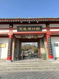 霍去病墓與衛青墓塚一牆之隔，一個萬人敬仰，一個荒草叢生