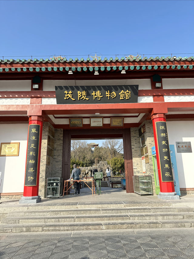 霍去病墓與衛青墓塚一牆之隔，一個萬人敬仰，一個荒草叢生