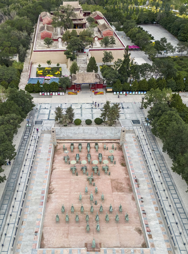 這裡是馬踏飛燕的出土地，遊客可以直接走進墓室中