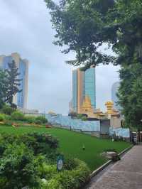 靜安公園：園外是熱鬧的都市商圈，園內則是靜謐的綠色天地
