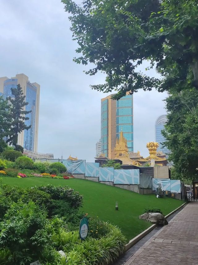 靜安公園：園外是熱鬧的都市商圈，園內則是靜謐的綠色天地