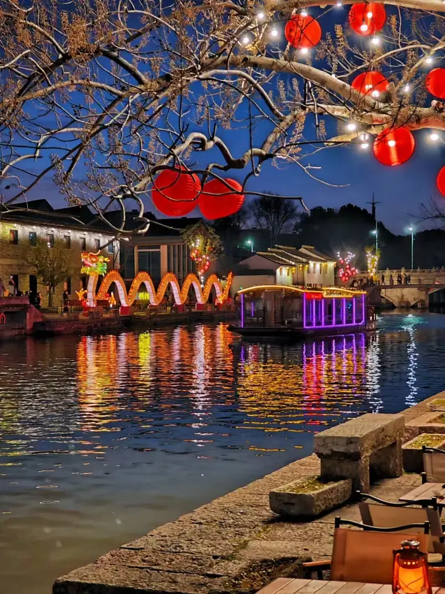 Stroll through Keqiao at night and feel the charm of the town in the glow of the lights!