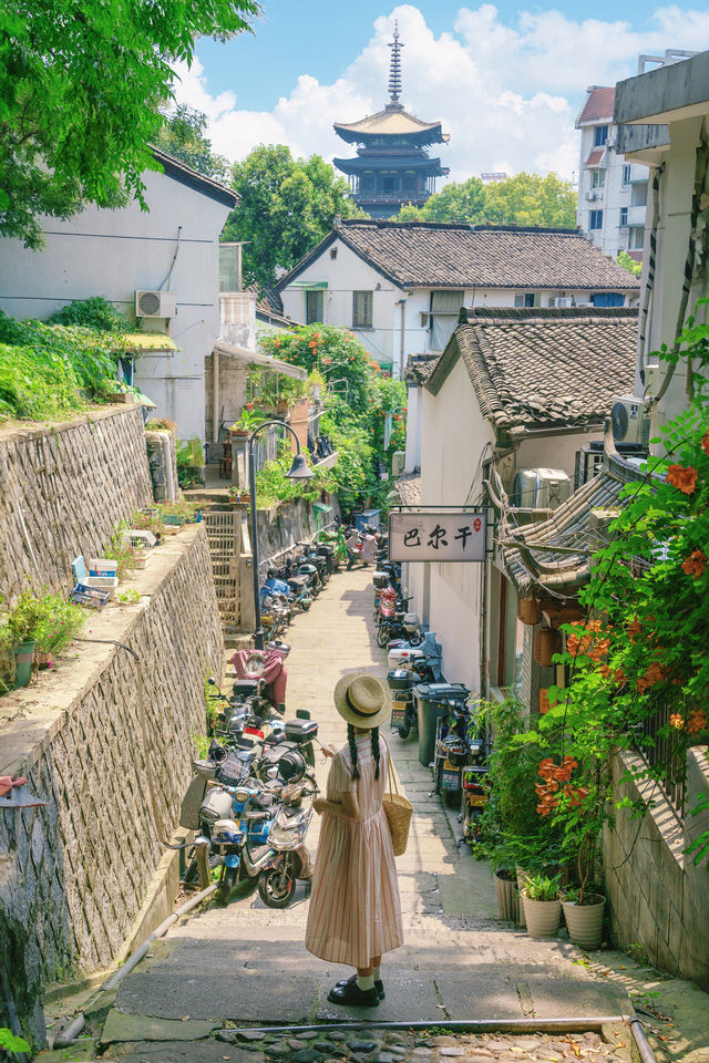 The Citywalk in Hangzhou is absolutely stunning‼️ One can see half the city in its mundane hustle and bustle, and the other half in its ethereal beauty~