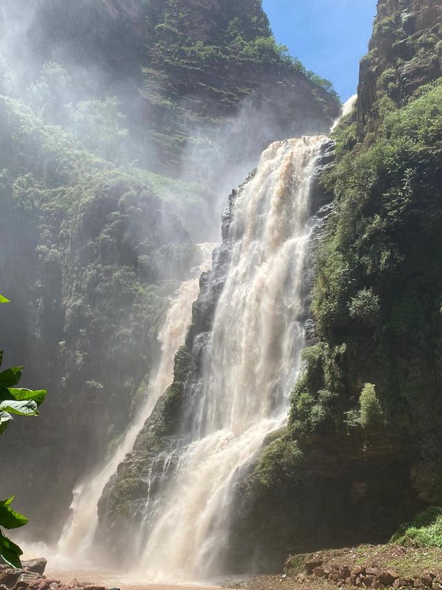 姚安大山裡的瀑布絕美景色，雲南最高瀑布三潭瀑布