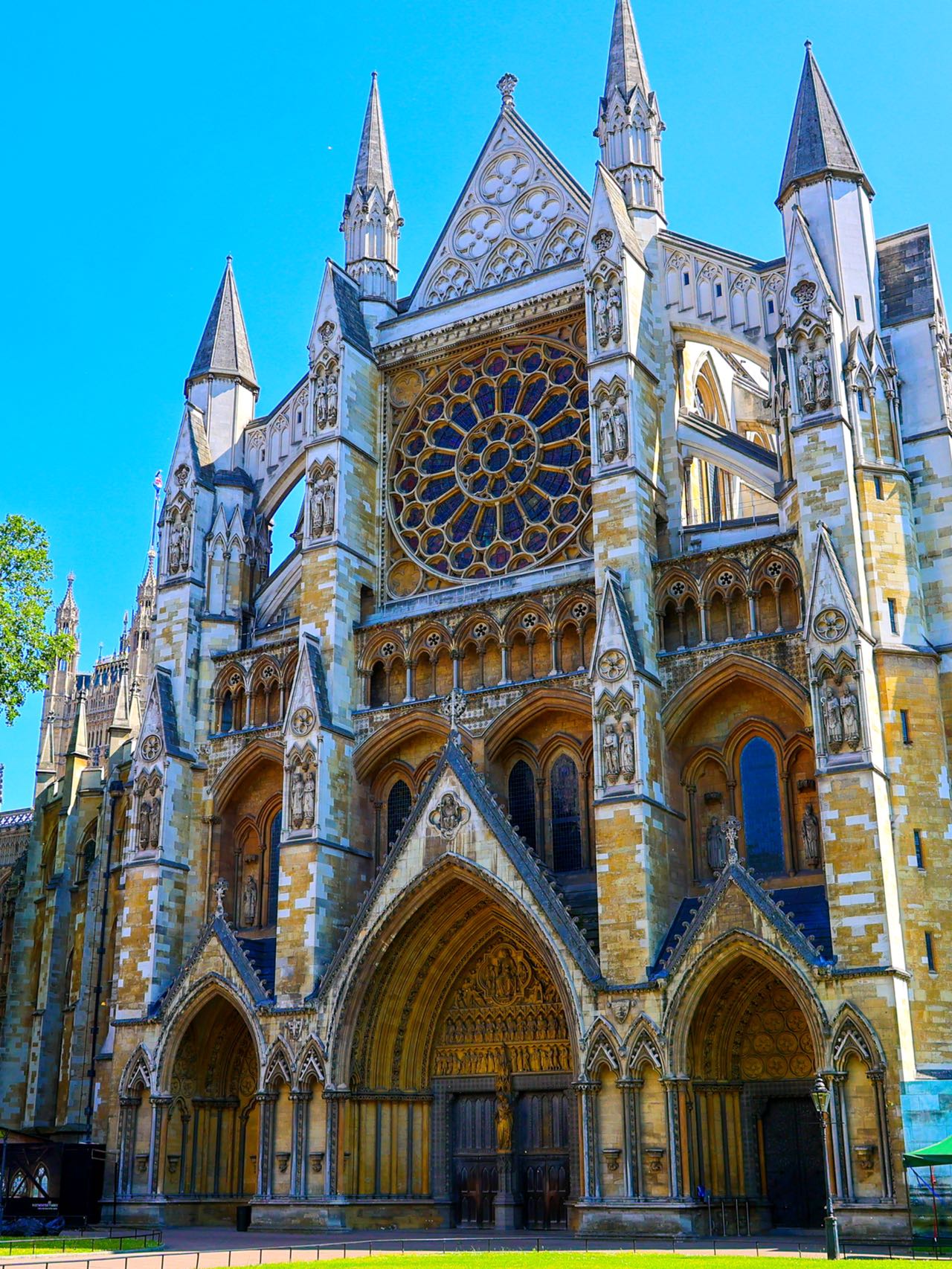 A person flies to London, tours 10 attractions in three days
