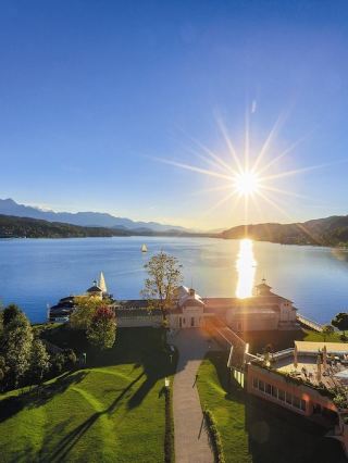 🌟 Luxe Lakeside Retreats: Austria's Finest 🏰🌊