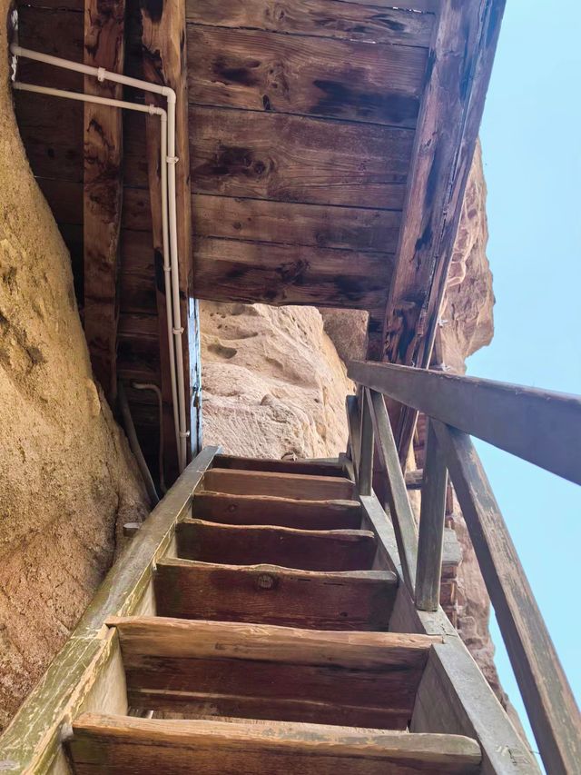 甘肅臨夏 炳靈寺石窟｜又一尊大佛像。