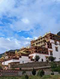 嘎丹桑批羅布岭寺：康巴藏區的佛教藝術殿堂。