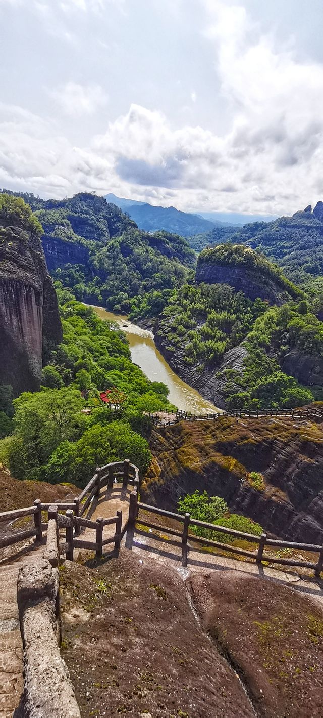 攀登天遊峰，體驗雲海中的仙境之旅。