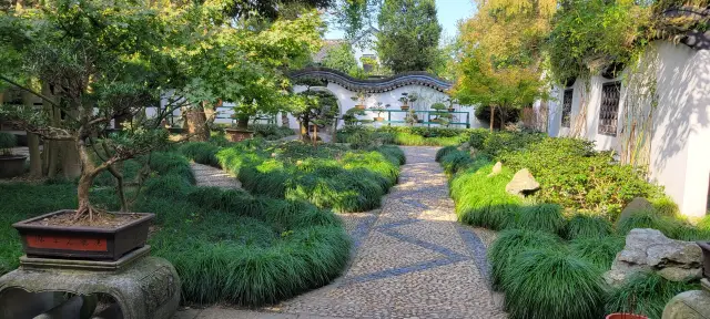 綺園：水隨山轉，山因水活。