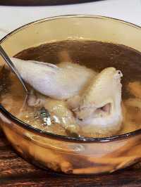 美容養顏來碗土雞燉花膠。